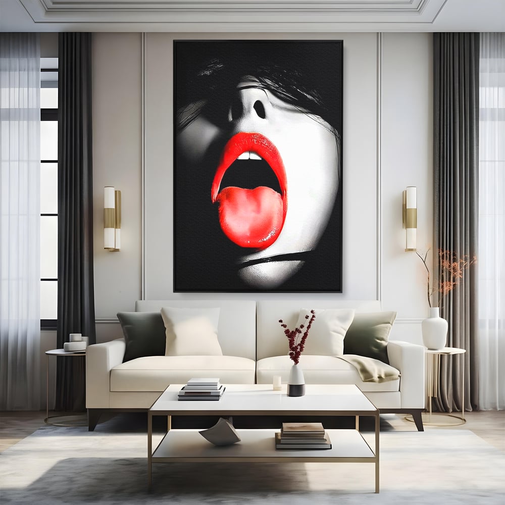 Tablou canvas cu tablou canvas cu buze si limba rosie, in rama de aluminiu negru, pe perete intr-un living